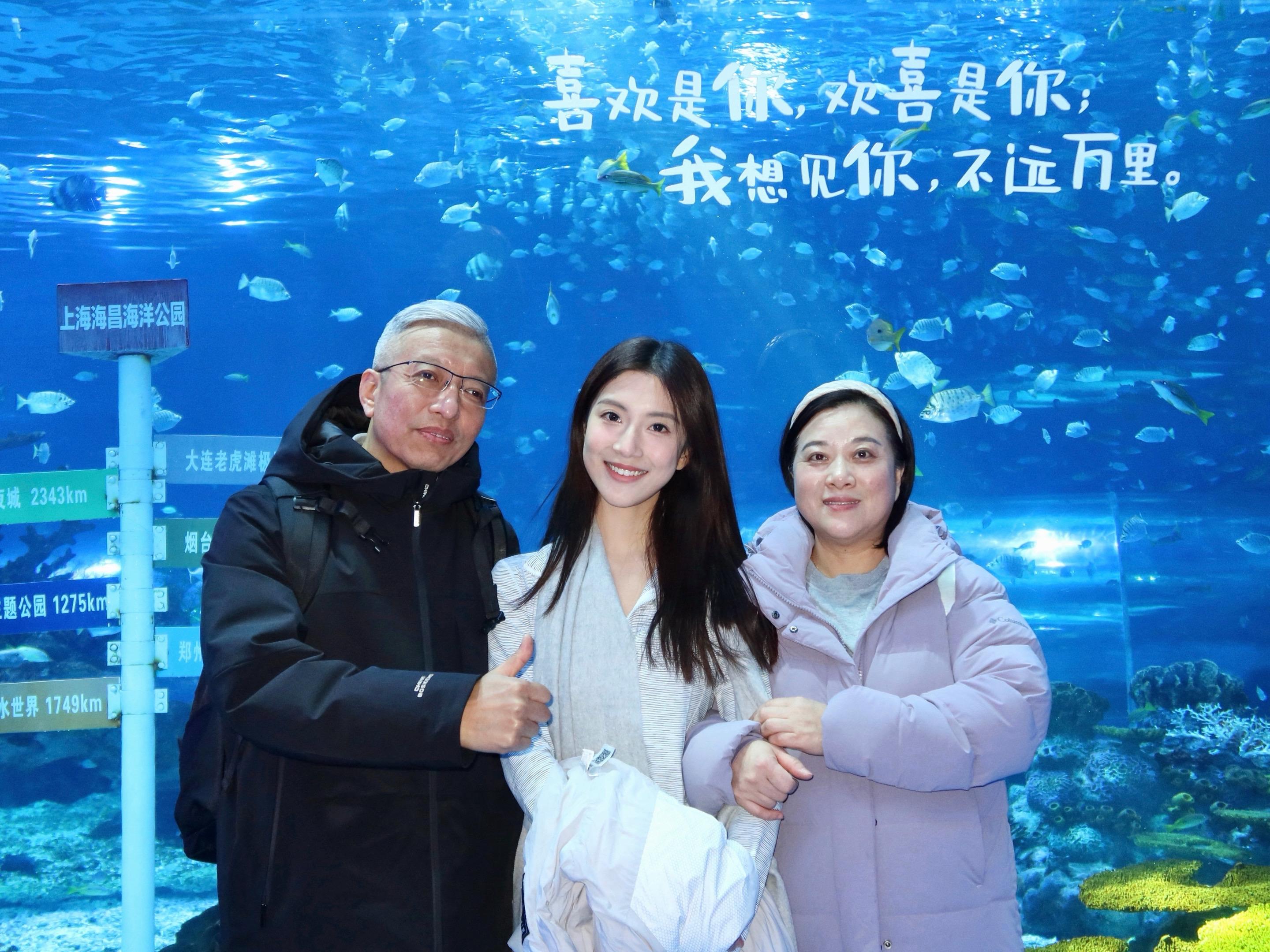 和爸爸妈妈🧜美人鱼餐厅。