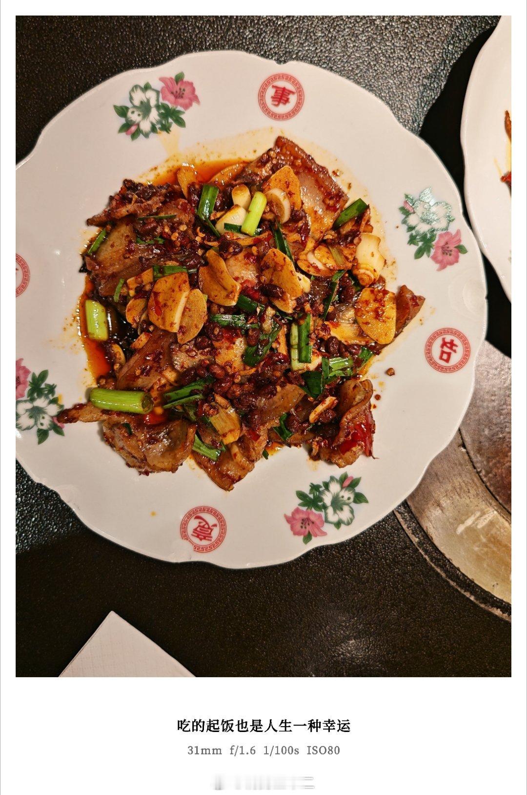 回想三十年前，我们河南，很多人还真的吃不饱饭[二哈] ，现在都舍得吃三个菜了[抱