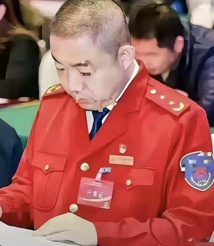 肩章上明晃晃的星徽，乍看竟像中将配置，可这一身刺眼的亮红制服，却透着说不出的违和