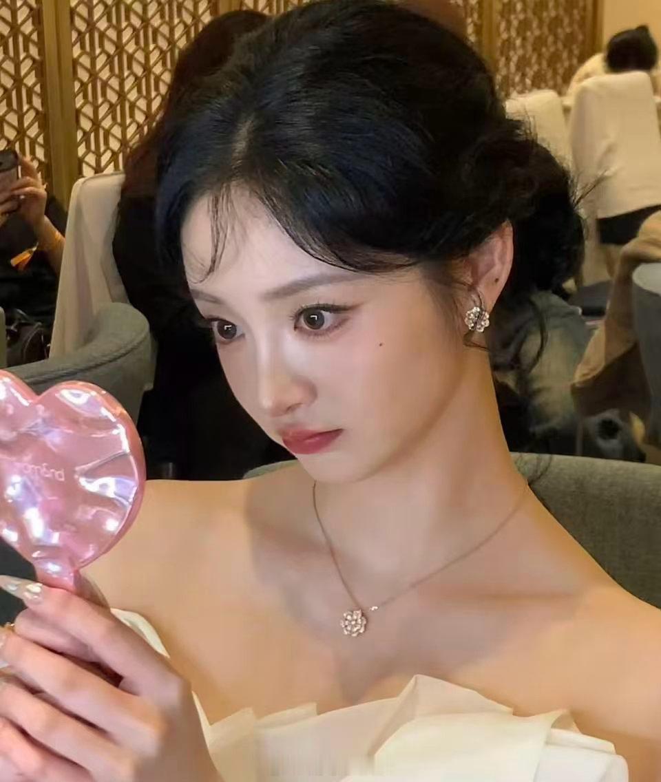 周洁琼好明媚的一张脸素颜时清清爽爽，上镜时大大方方，这就是骨子里透出来的舒展感叭