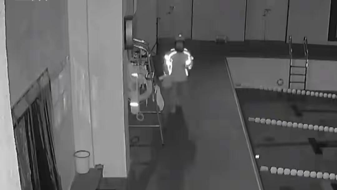 浙江嘉兴。女子健身房洗澡，被外卖员看光了。

翁女士脱光衣服，正准备洗澡。女更衣