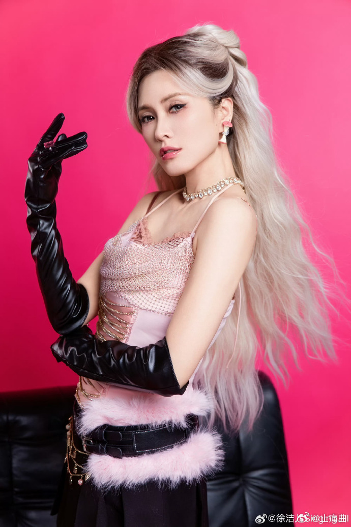 徐洁儿千禧年造型适配度徐洁儿唱跳实力被低估了谁能拒绝氛围感拉满的千禧风舞台，徐洁