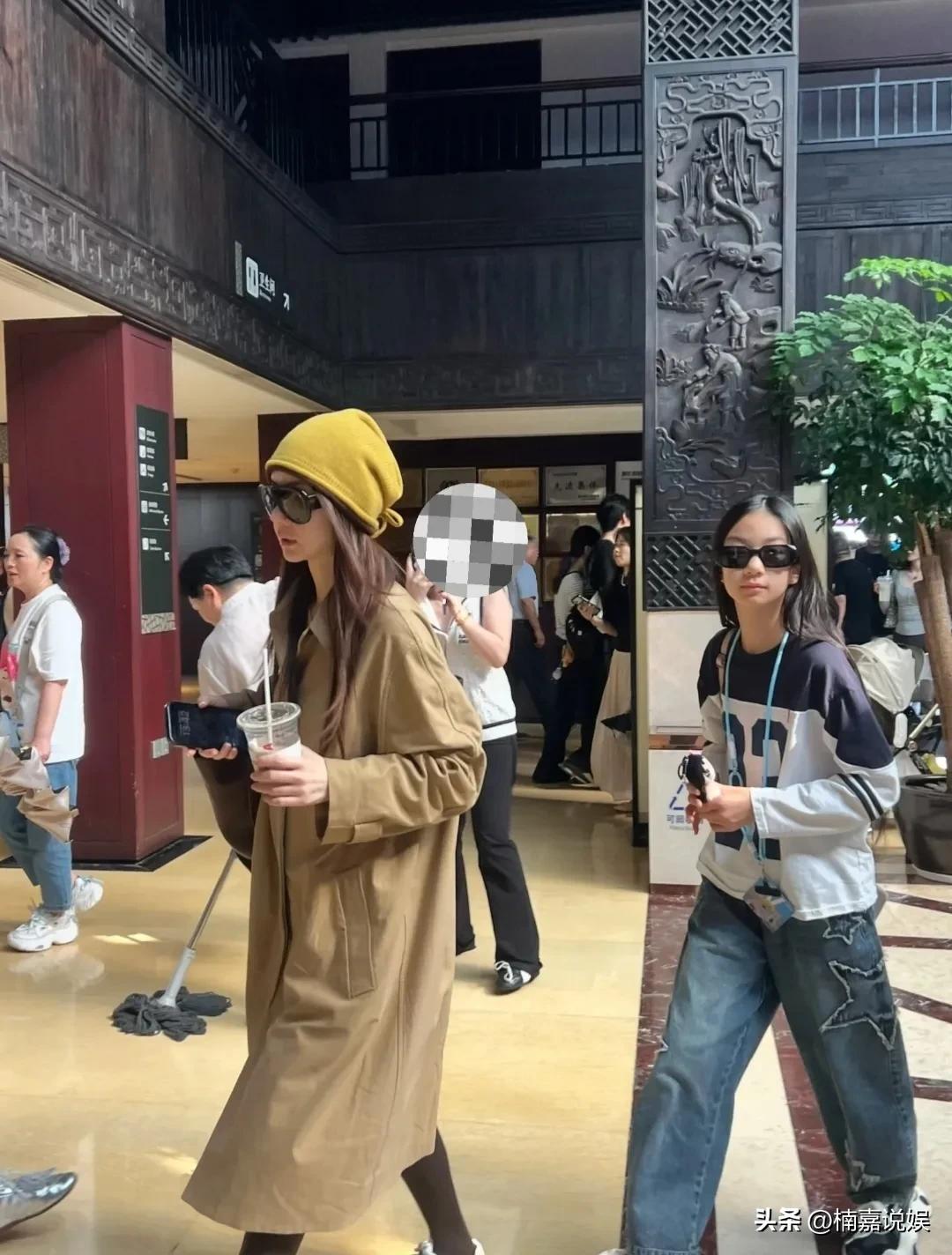 戚薇李承铉带着女儿现身乌镇戏剧节，夫妻俩的穿搭还是那么潮，时尚有品，很有范儿。