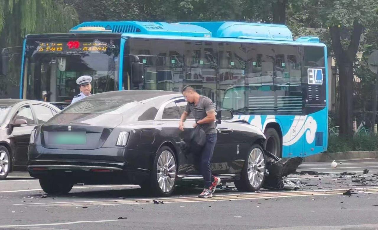 知名车评人陈震驾驶劳斯莱斯闪灵发生严重车祸，从现场情况来看，陈震并无大碍！就是不