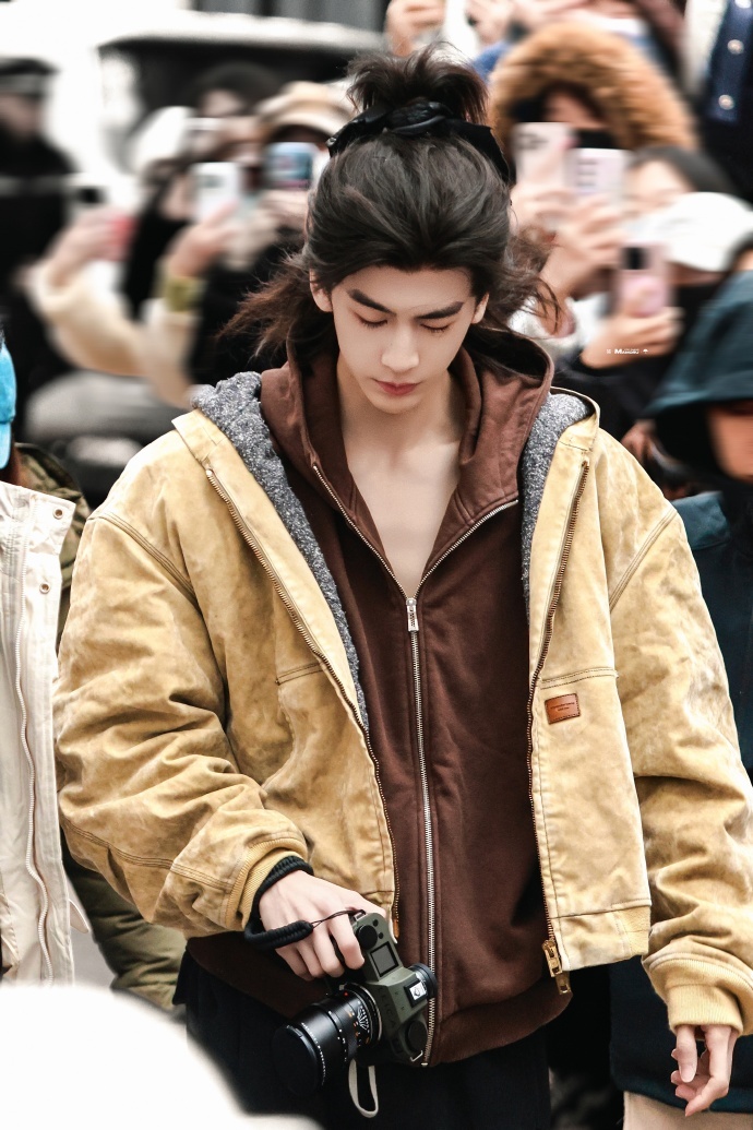 张凌赫5a颈区张凌赫领口微敞going味 张凌赫5a颈区，张凌赫领口微敞goin