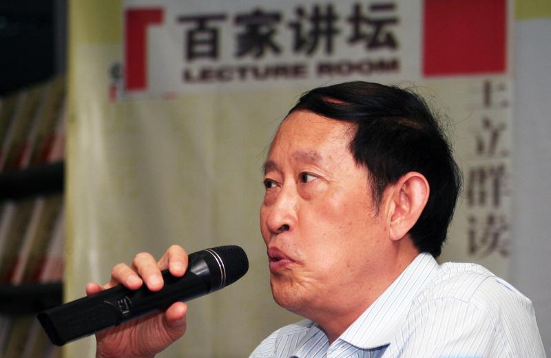 王立群说：“韩信强，命丧在未央。项羽横，自刎在乌江。智者务其时，愚者争虚名。” 