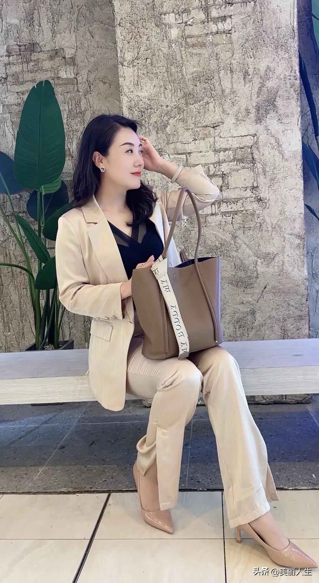 东莞的春天真是太漂亮。从过年开的紫荆花，到后面的三角梅、茶花，再到满城的黄色风铃