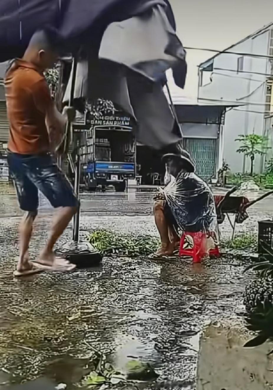 一位卖菜的老人，淋在大雨中卖菜，街边一位店主男子的做法，让路人直呼感动了。

天
