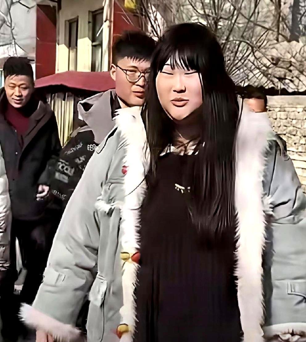 200斤的女儿嫁给一表人才的帅小伙，大衣哥这女婿，到底图个啥？
 
大衣哥凌晨四