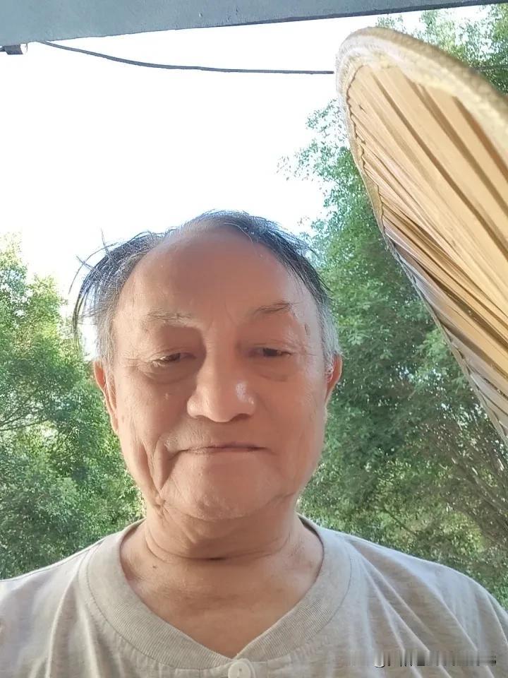 打油诗，《摇扇纳凉》
一把蒲扇手中摇，
清风徐徐暑气消。
不羡空调多凉快，
自在