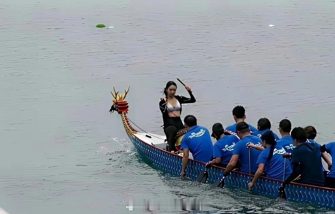 妙龄女子船头打鼓，这艘龙舟应该能得奖吧！印度尼西亚赛龙舟也是在端午节。 