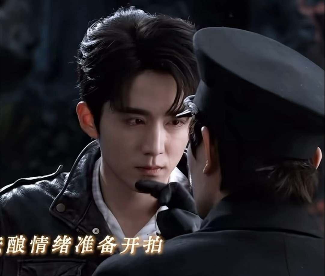 帮他擦掉下巴上的泪…这个动作太好品了…… 