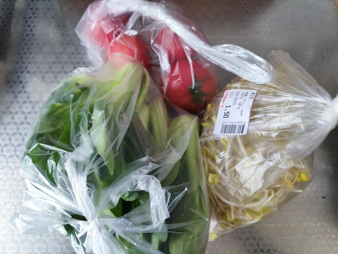 前几天在老家，菜园里各种应季菜都有，是真正的有机蔬菜，不用买菜，几乎没有开销。