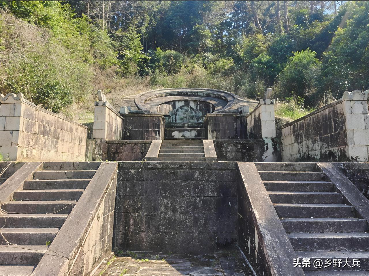 山上发现一座明代古墓，至今巳有500多年历了，此墓十分豪华，坐北朝南，规模庞大，