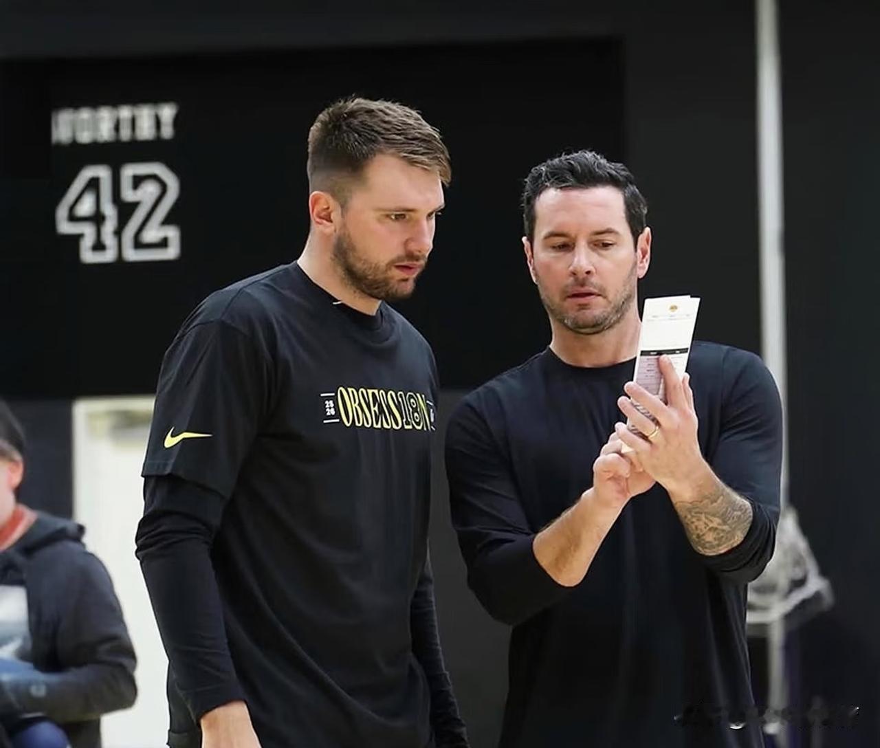 雷迪克，你到底是怎么想的？
在詹姆斯和东契奇都能打球的情况下，首发球权不够分的情