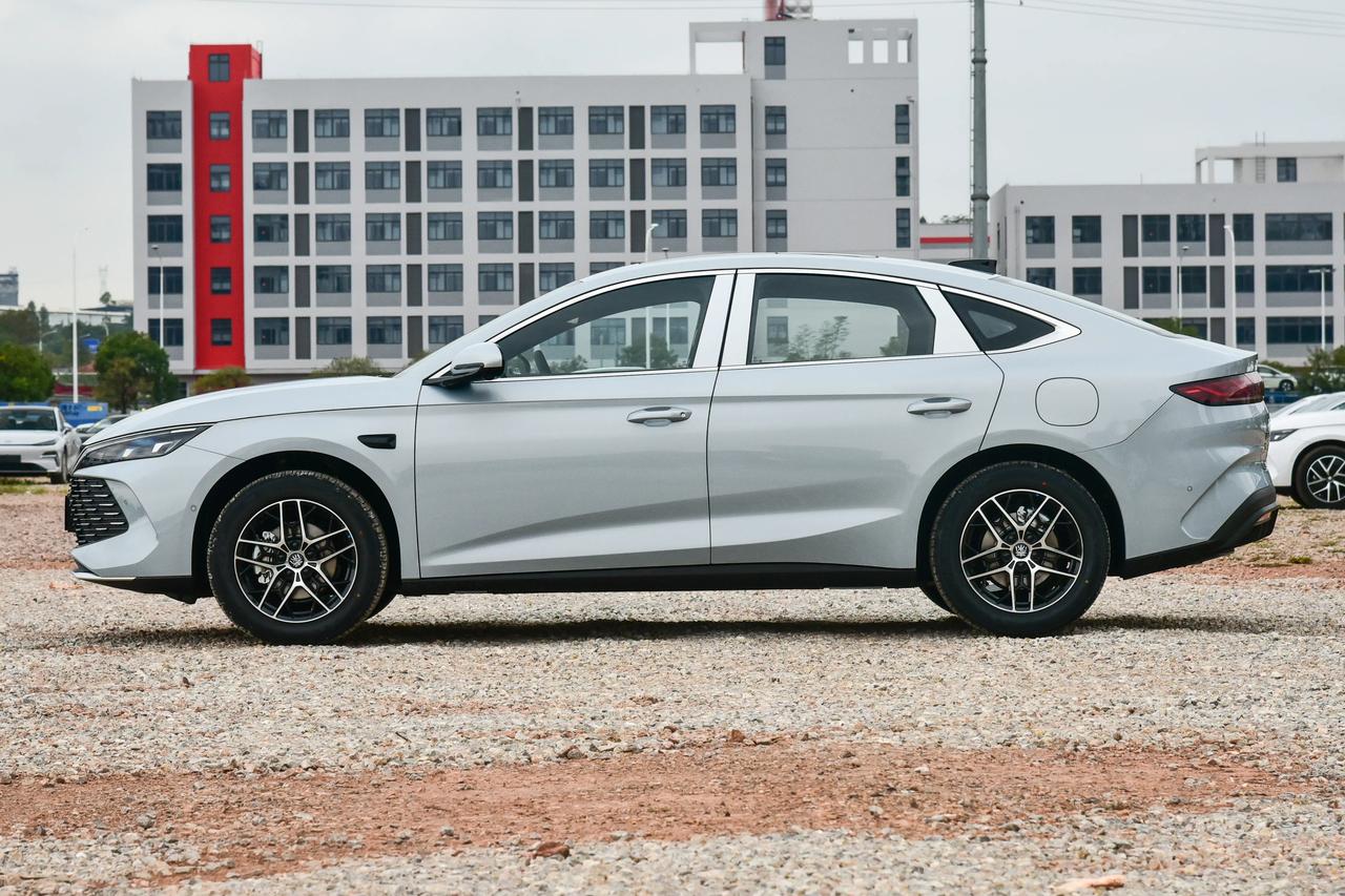 比亚迪发威了，马上加推多款新车型，聚焦10万级，插混版纯电续航干到210公里，那