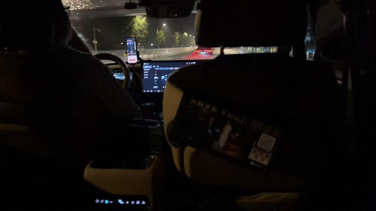 凌晨从北京出差回来，打车打到了一辆腾势D9，果然京城这么大，啥好车都有出来接单的