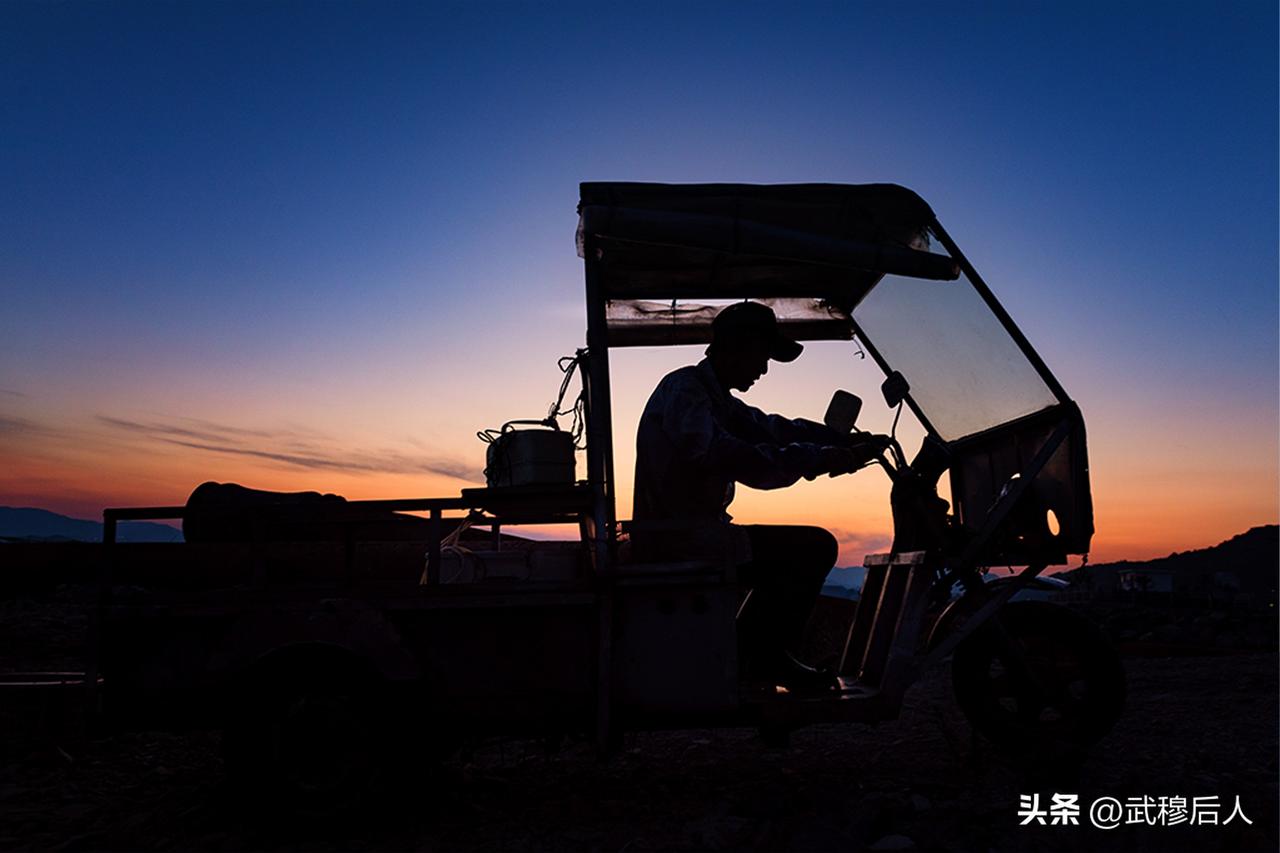 夕辙归途
        暮色温柔，橙蓝交织。三轮车载着岁月，剪影里藏着温暖。戴