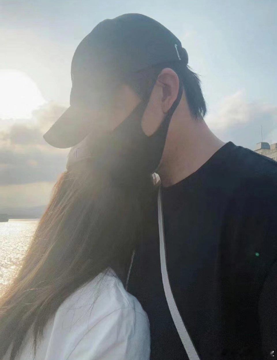 原来俞灏明女朋友是王晓晨啊！狗仔拍到俞灏明带女友和家人一起聚餐，搭乘同一辆车，感