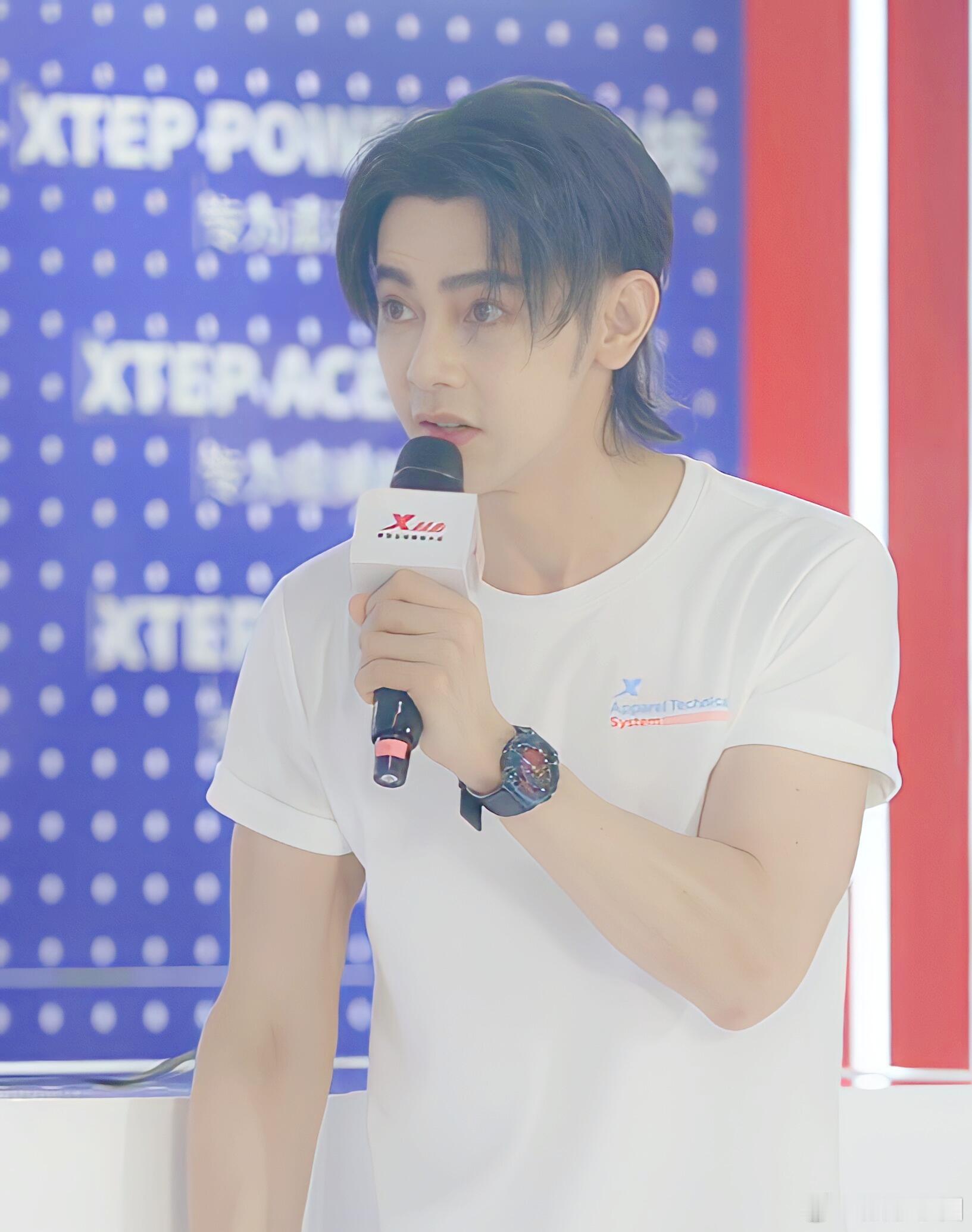 #汪东城四十年如一日# 汪东城真的是不老男神 四十年如一日的颜值 ​ ​​​