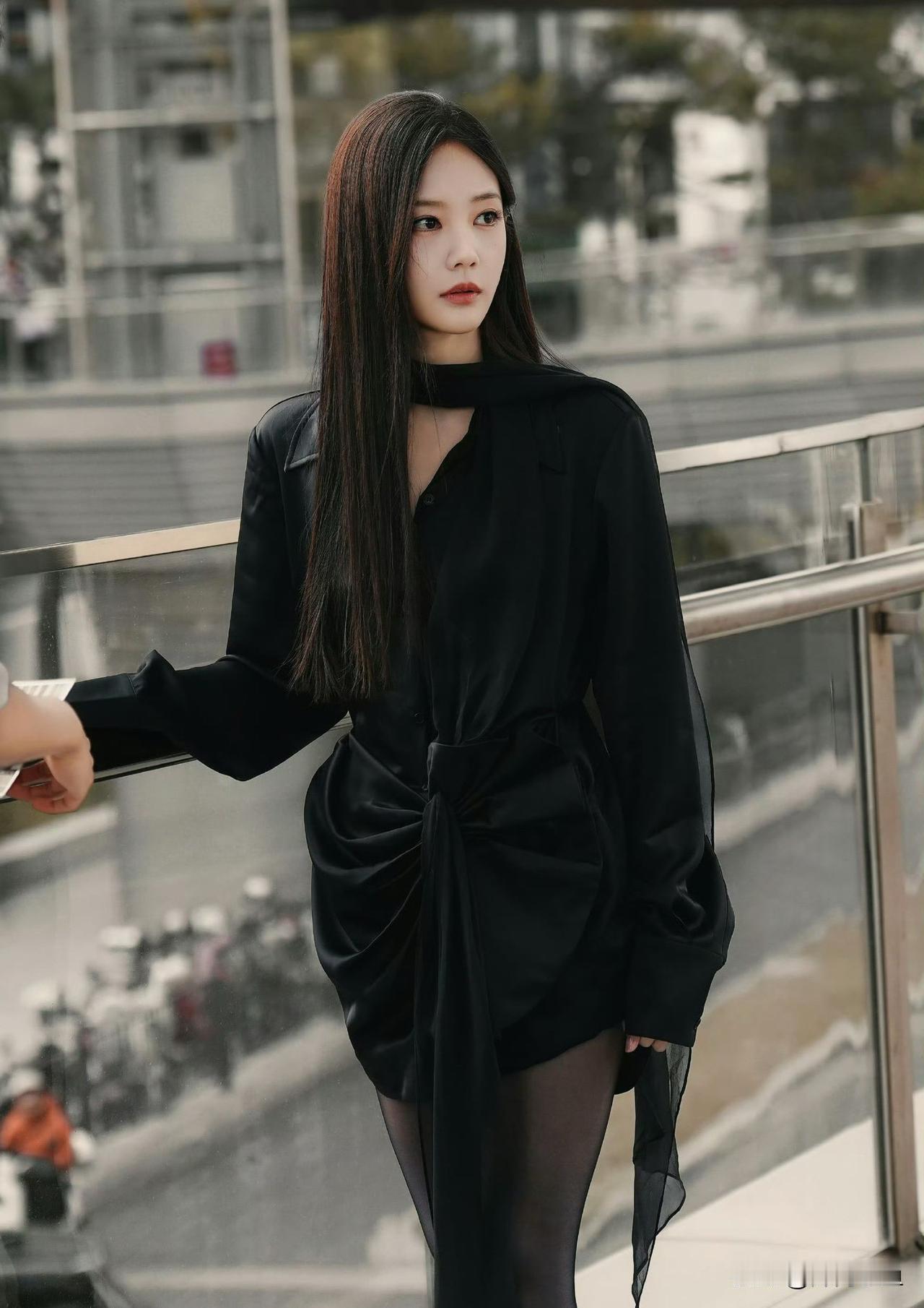 李一桐all黑造型冷艳大女主！

一身黑色缎面衬衫裙自带光泽感，腰间扭结设计勾勒