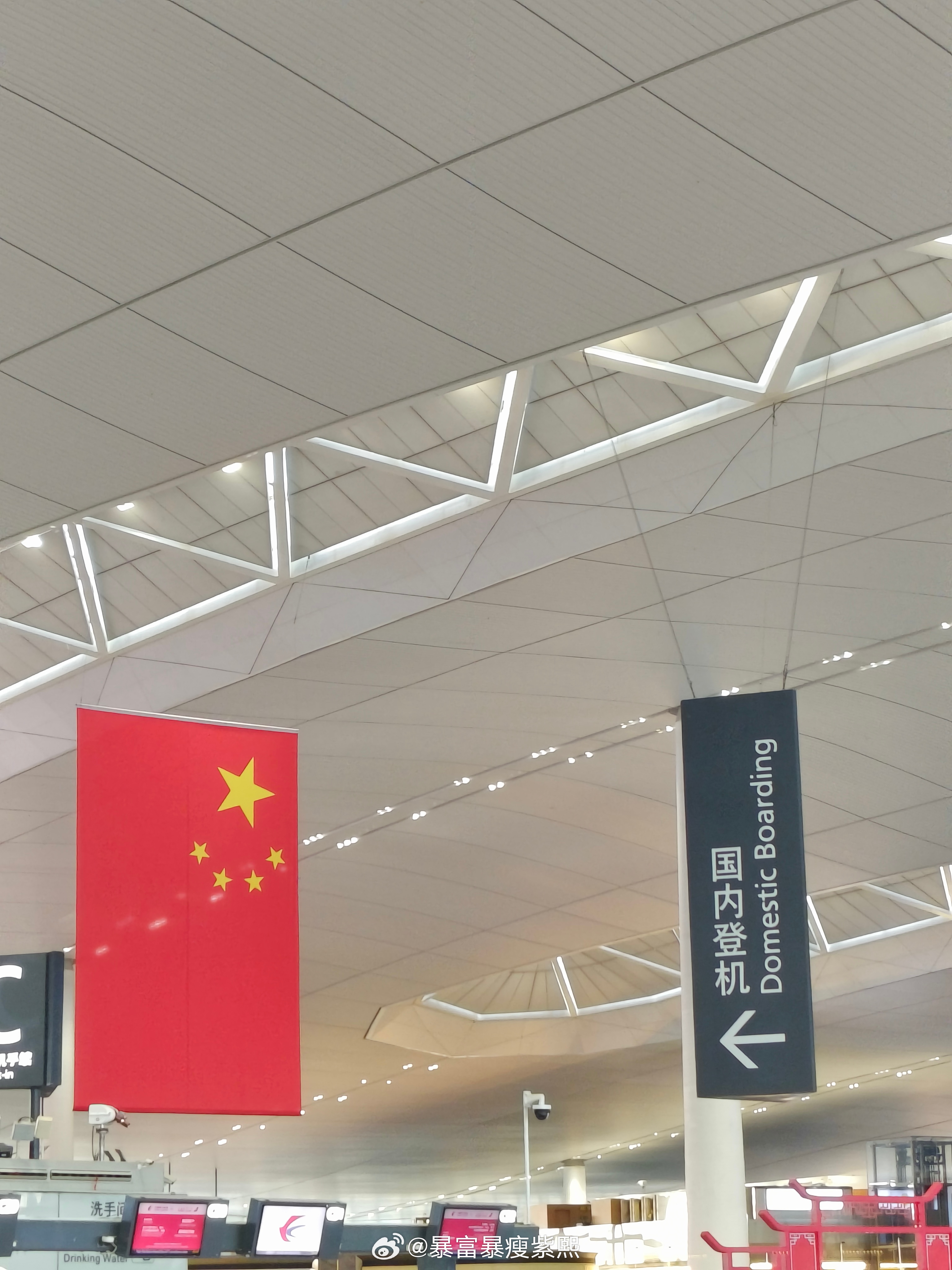 一到就听到深圳取消航班！！！我想上来发“哥哥，我先回家啦”不是想发航班动态