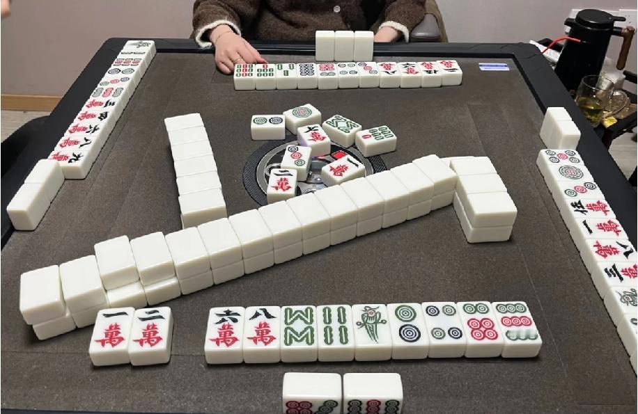 真的不敢相信，认识多年的同学，还是闺蜜谈婚论嫁的男朋友，居然在一块钱的麻将桌上出