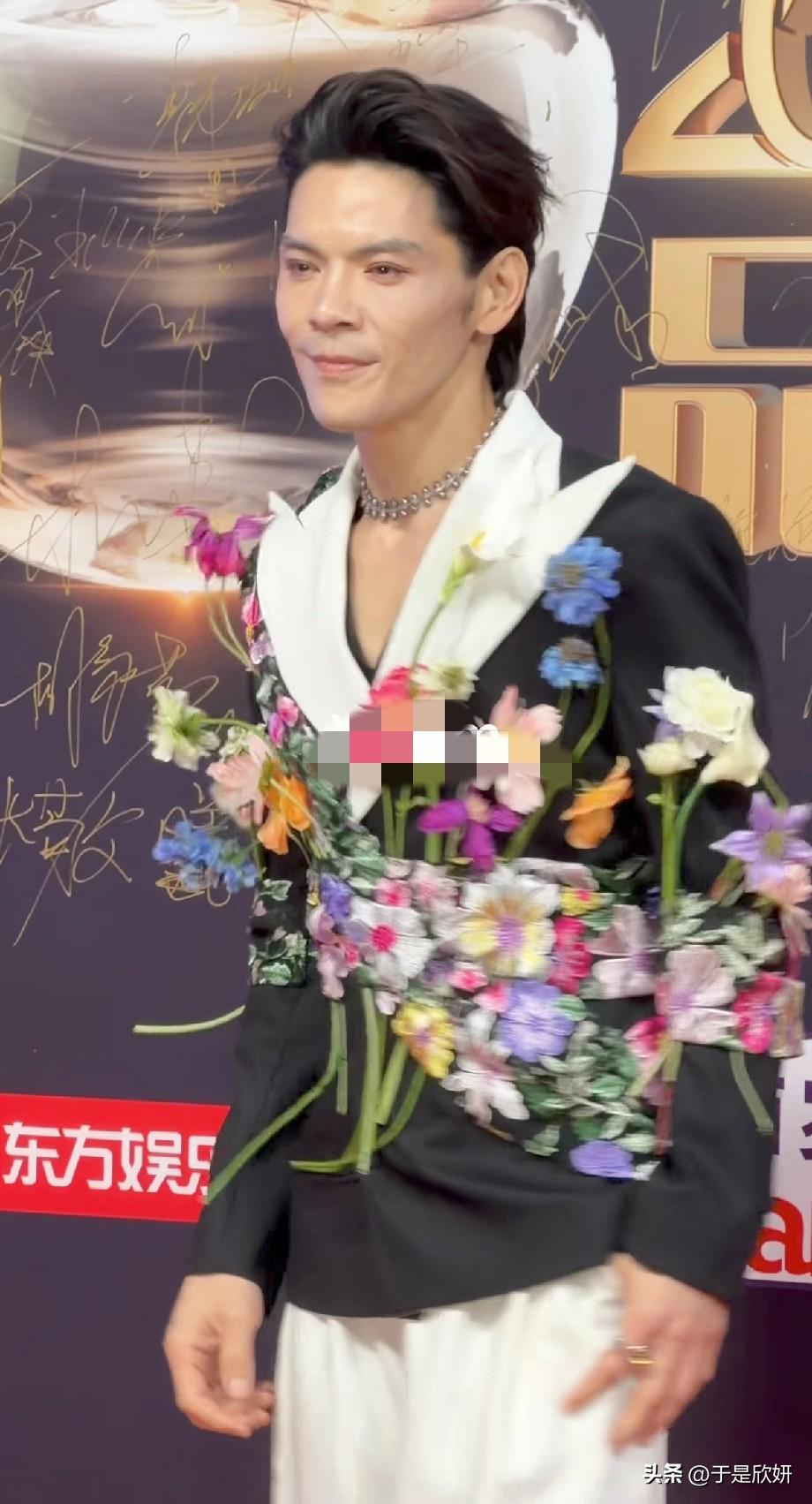 救命！向佐这红毯造型真的太有“记忆点”了！👀
一身白色西装裤搭配黑色上衣，最吸