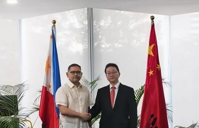 当面求和、转头翻脸！菲律宾极致双面操作，根本不是嚣张，是被逼无奈

近期菲律宾主