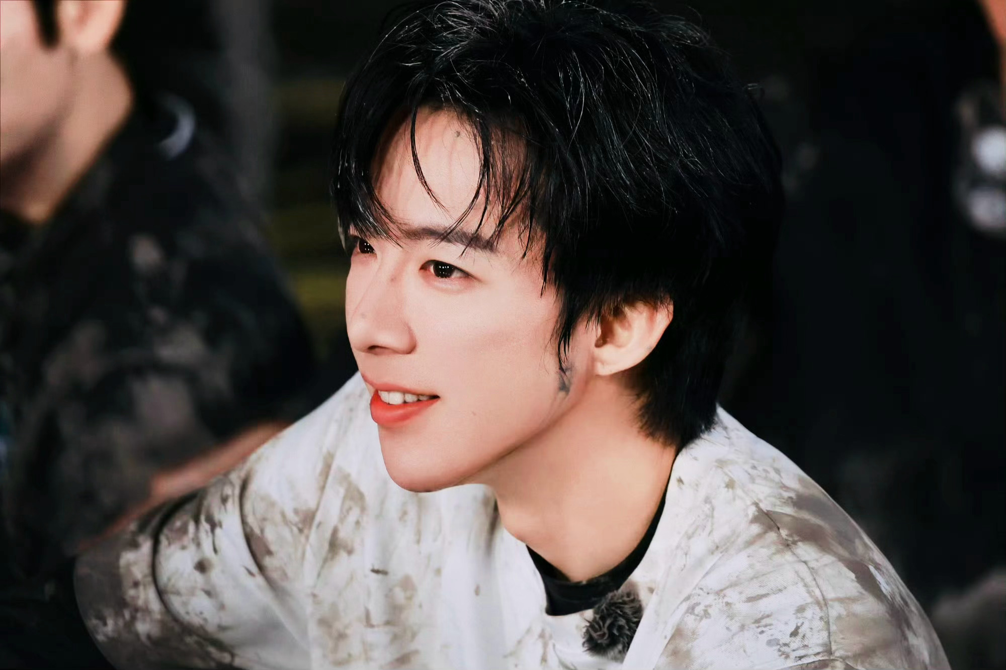 周一早上好。早安安又是新的一周啦～～高sir 在剧组努力拍戏🎬小宁丝在🐧疯狂