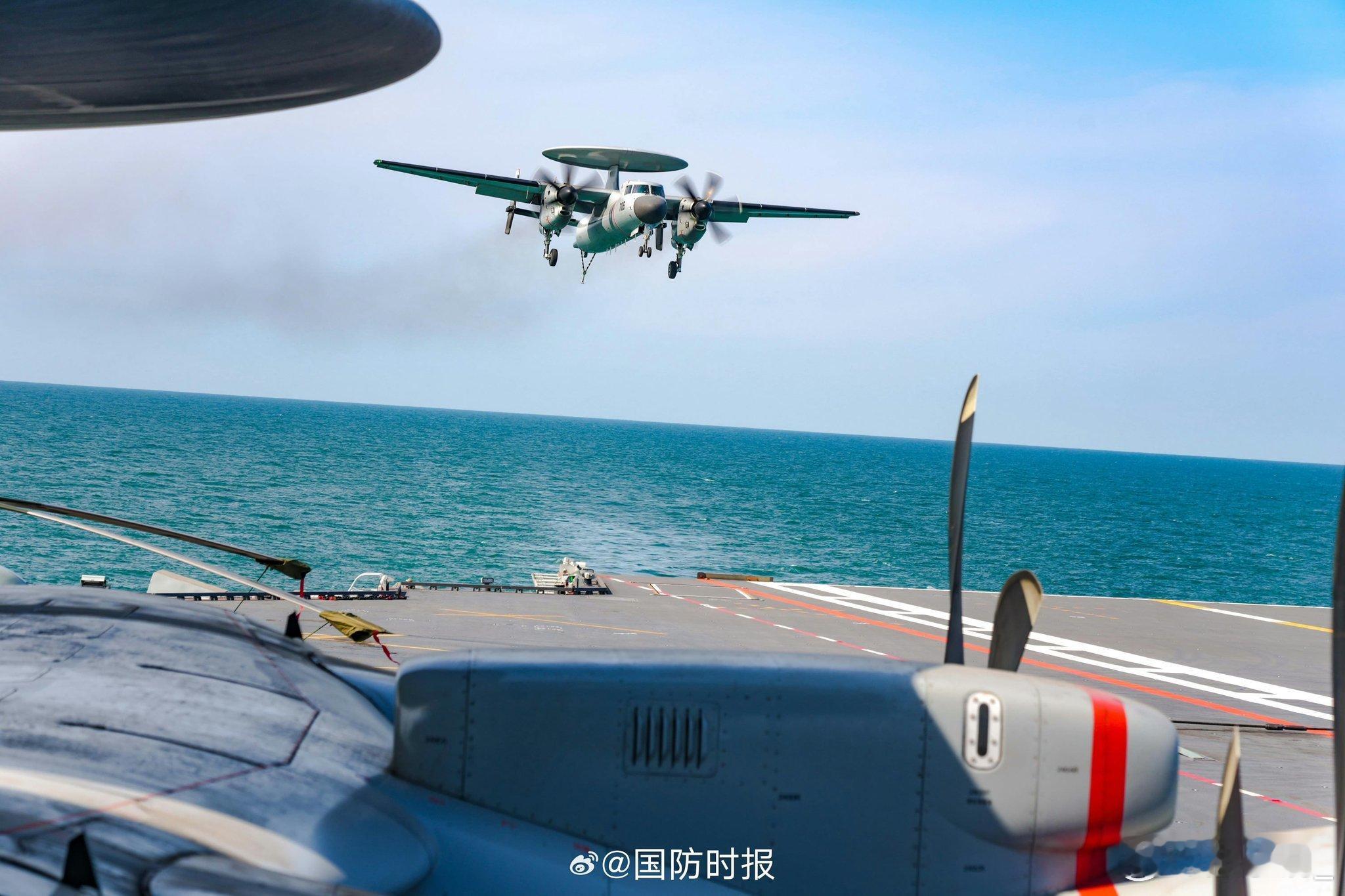 KJ-600正在福建舰降落，视线越过停在甲板上的另一架KJ-600：福建舰 ​​