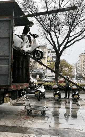 高手始终是高手，既然敢从上面往下骑，就是一定练过，这一下省了多少搬运工了！