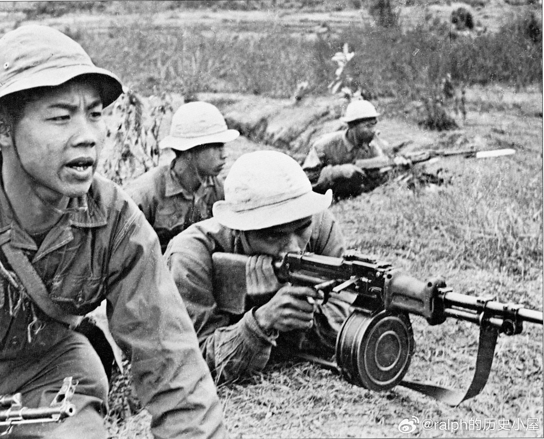 北越军队士兵正瞄准非军事区附近的美军阵地，他们中的许多人在踏上南越之前就牺牲在南