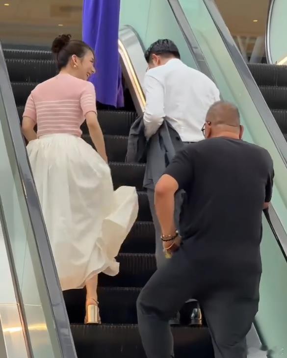 郭富城有多宠爱老婆？脱掉的上衣自己拿，另外还主动帮老婆提另一个包包。方圆踩着高跟