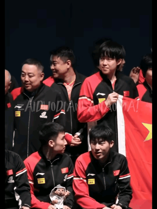 国乒团队大合影，王皓指导太可爱了在刘国梁主席面前撒娇不讲理和刘主席争着去稀罕王楚