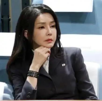 就这么死了？刚给韩国前总统夫人金建希加重刑期的二审主审法官，在法院内离奇身亡，遗