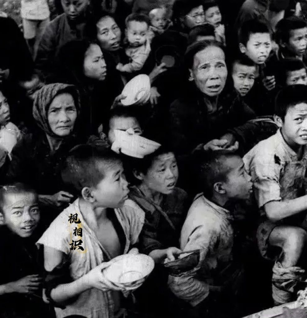 1946年，湖南常德，一群饥肠辘辘的灾民们，正举着空碗，等待着救济着场景，隔着屏...