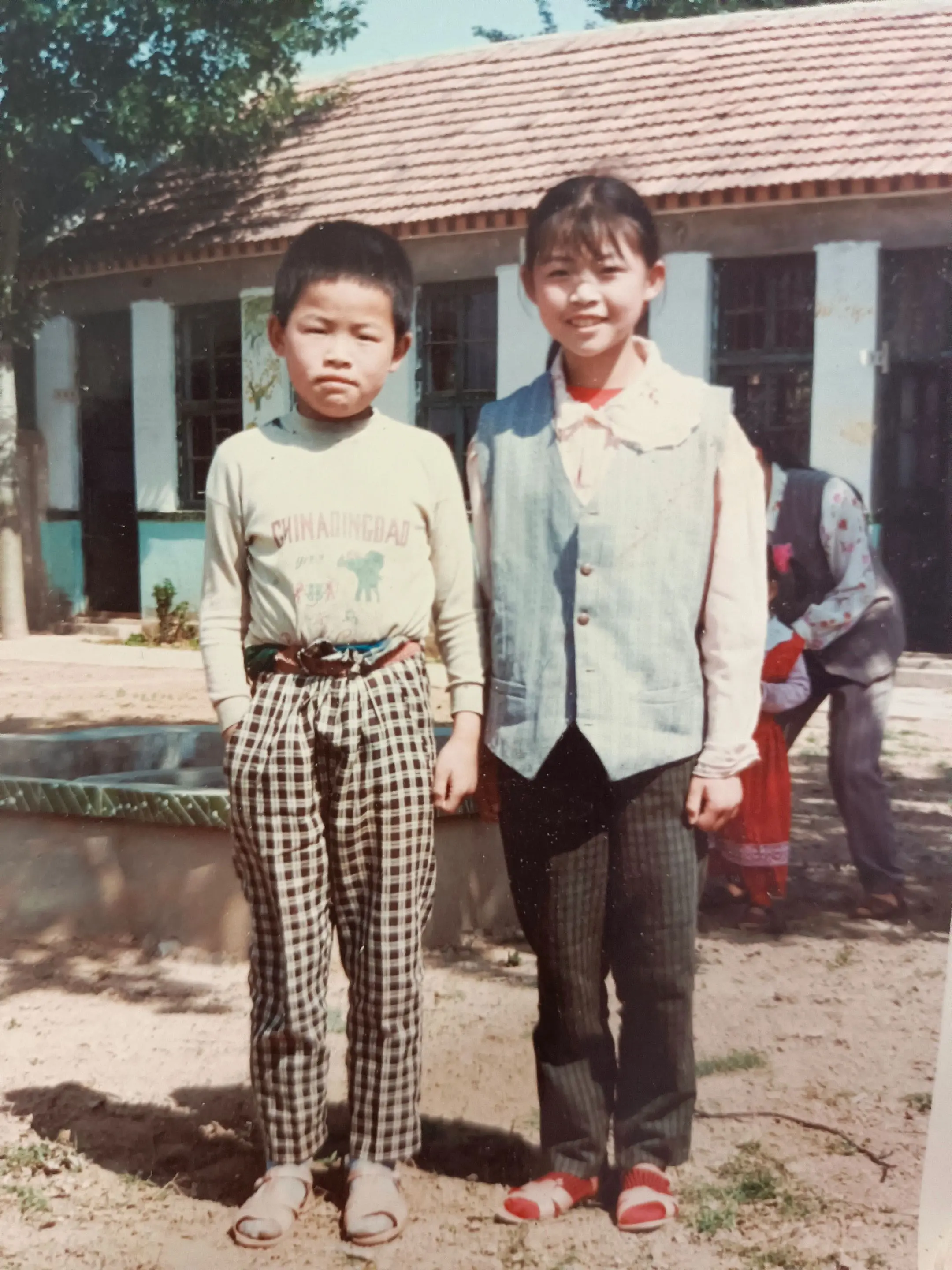 还记得这张照片是小学毕业去把弟弟叫出来一起照的一张照片，真的是回忆满满呀！