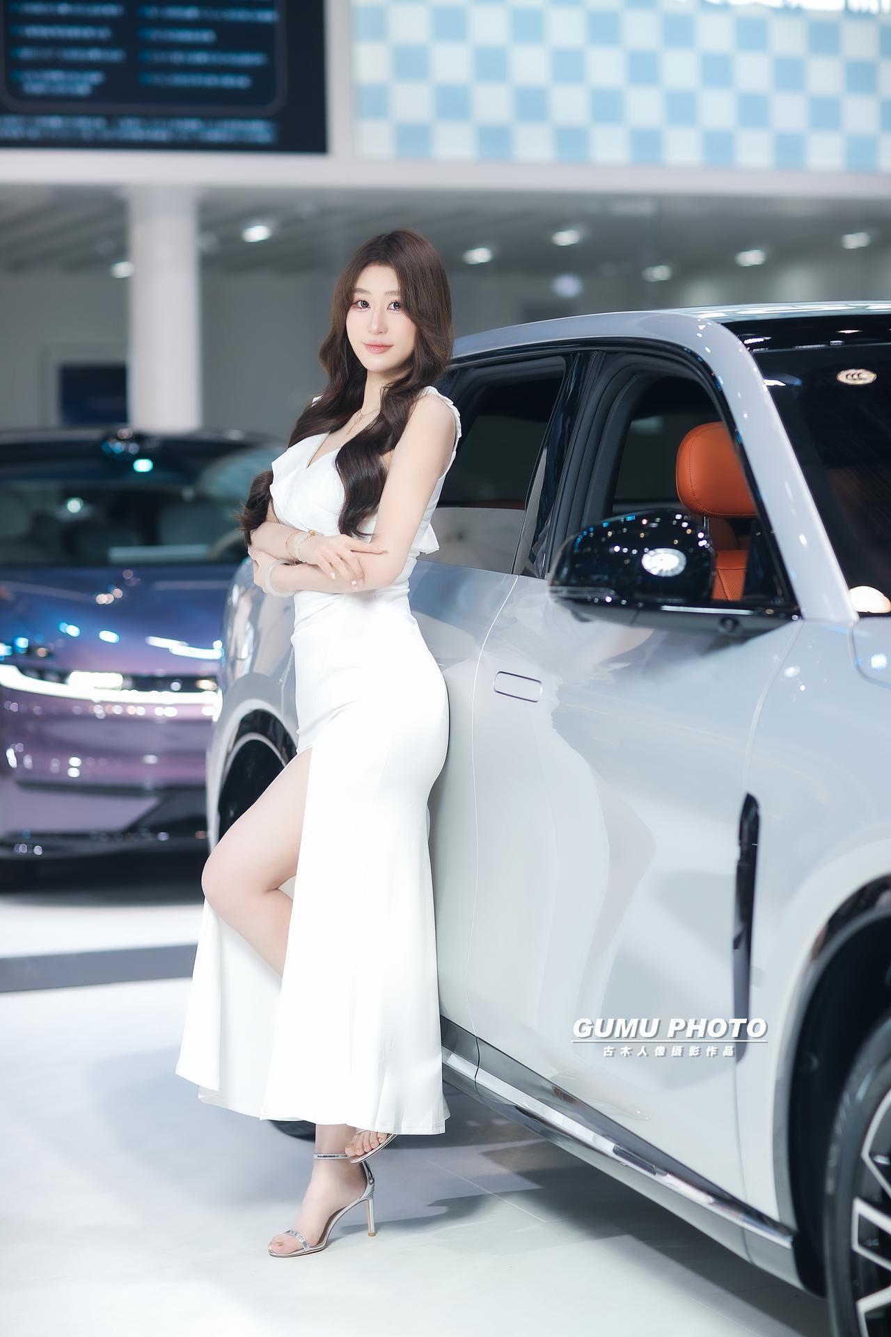 2025重庆汽车消费节长安启源展台模特小姐姐