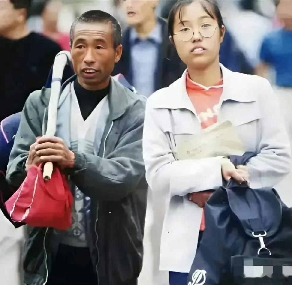 1995年，山东。一位父亲送女儿上中专，那会儿中专好像包分配，很多都是事业单位，