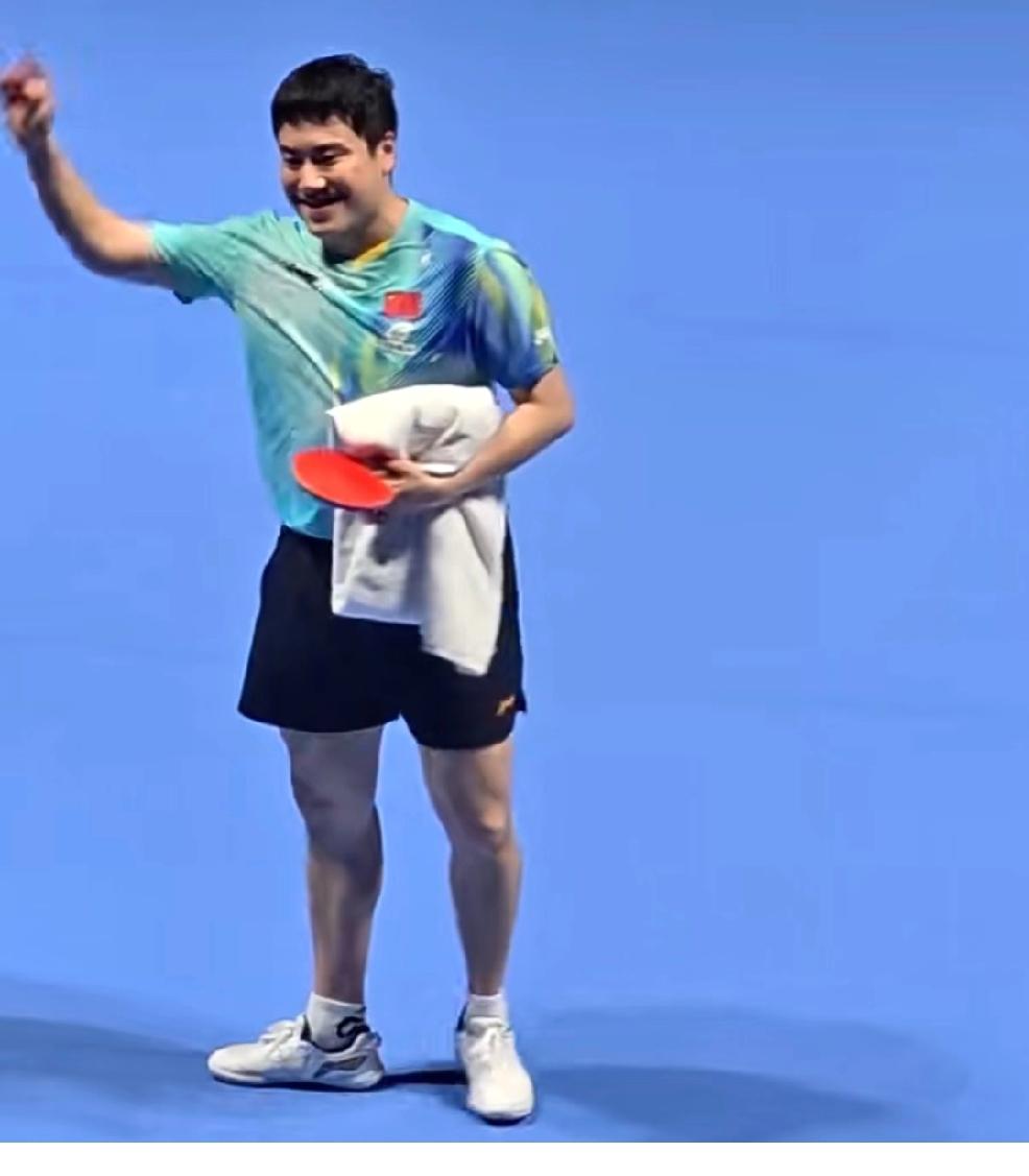 澳门世界杯梁靖昆2：3不敌奥恰洛夫，
看了他的赛后采访，
说了两句话他自己忍不住