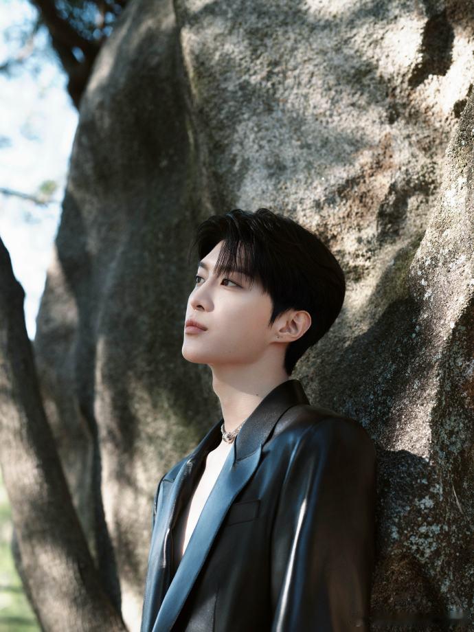 范丞丞深V皮衣，范丞丞光影定格，谁懂这个丞丞的认真起来的帅气呢，我一整个有被go