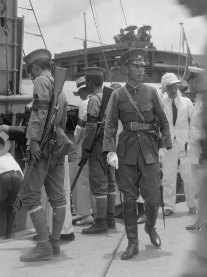 北伐时期的蒋介石，拍摄于1926-1927年期间，蒋介石身着国民革命军标准戎装：