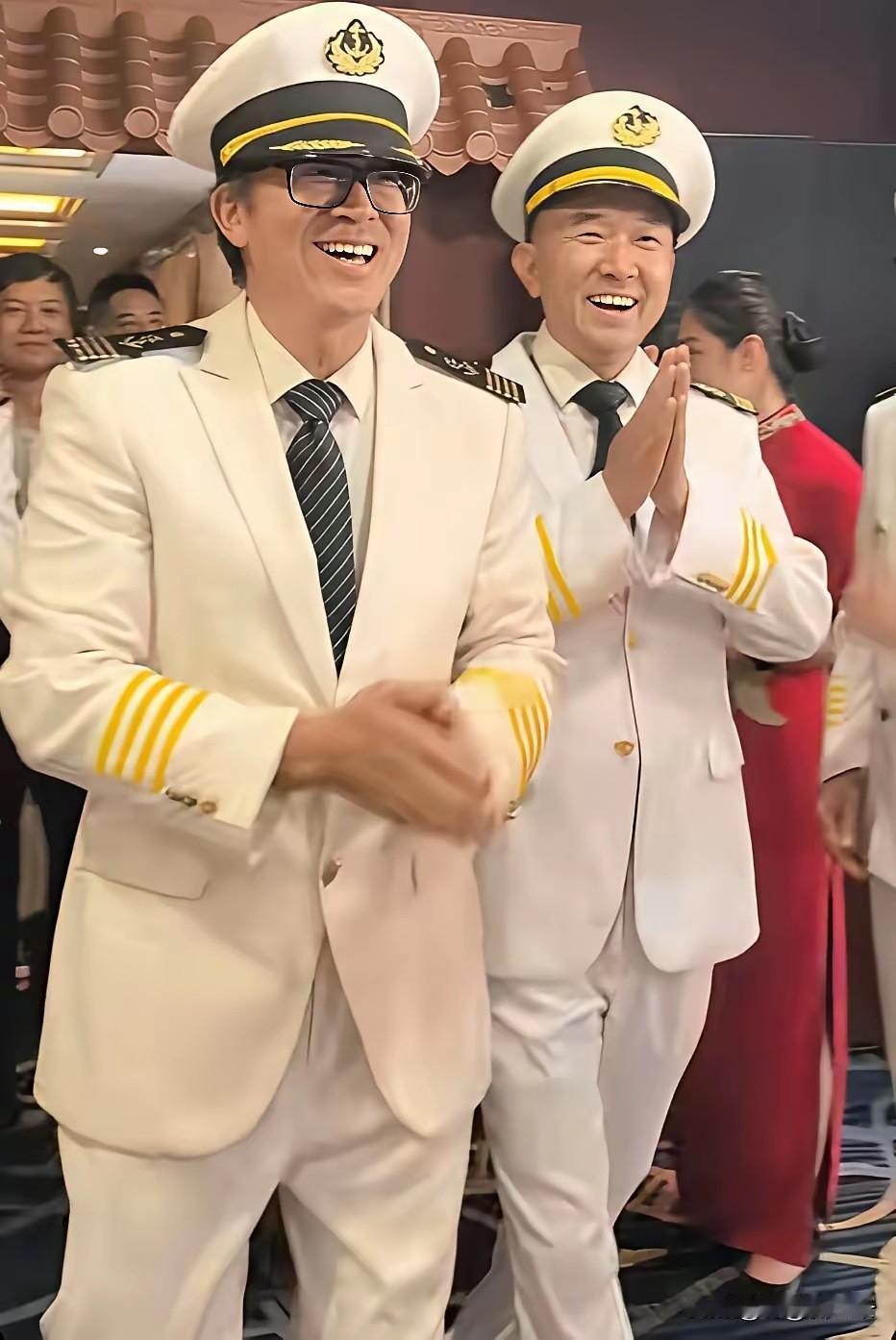 这哥俩儿真会玩，一起走南闯北，现在又变身船长和大副了。

但如果你觉得他们真的在