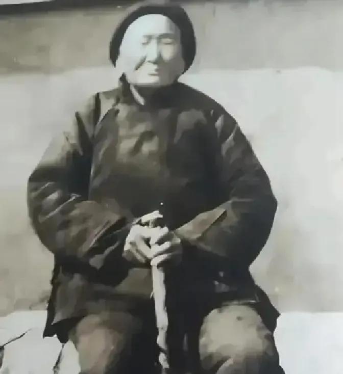 1941年，一大娘请汉奸侄子吃饭，席间压低声音说：孩子，给我弄三百发子弹。侄子当