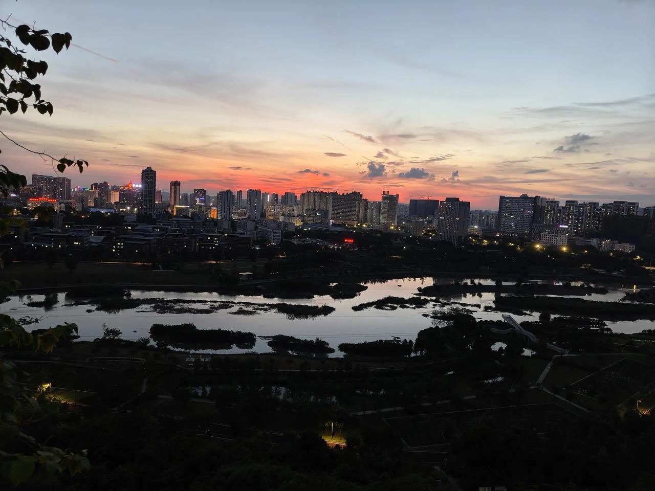 #你拍过最美的一张南宁的图片是什么#南宁西塘乡一个角落，湿地公园上空的晚霞很美！