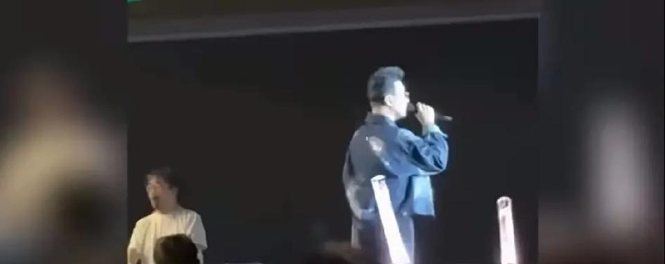 昨天汪峰干了件事。
不是出新歌，不是上头条。
演唱会中途，灯全灭了。
一万人的体