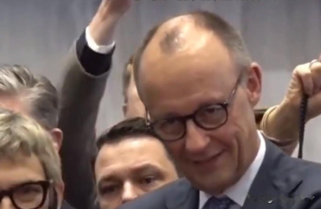 看到德国总理默茨盯着宇树机器人表演舞蹈、拳击时的眼神了么？要知道，德国历来是制造