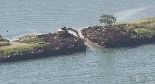 12月23日，据社交网站报道，近日，柬埔寨军队工兵使用炸药，开着挖掘机，炸毁达克