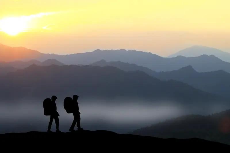 其实婚姻有不少好处。人生不易，找个伙伴能同舟共济，低谷时相互鼓励，遇事还能商量。